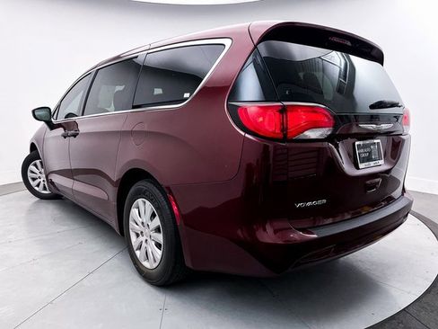 Used 2021 Chrysler Voyager L image 2