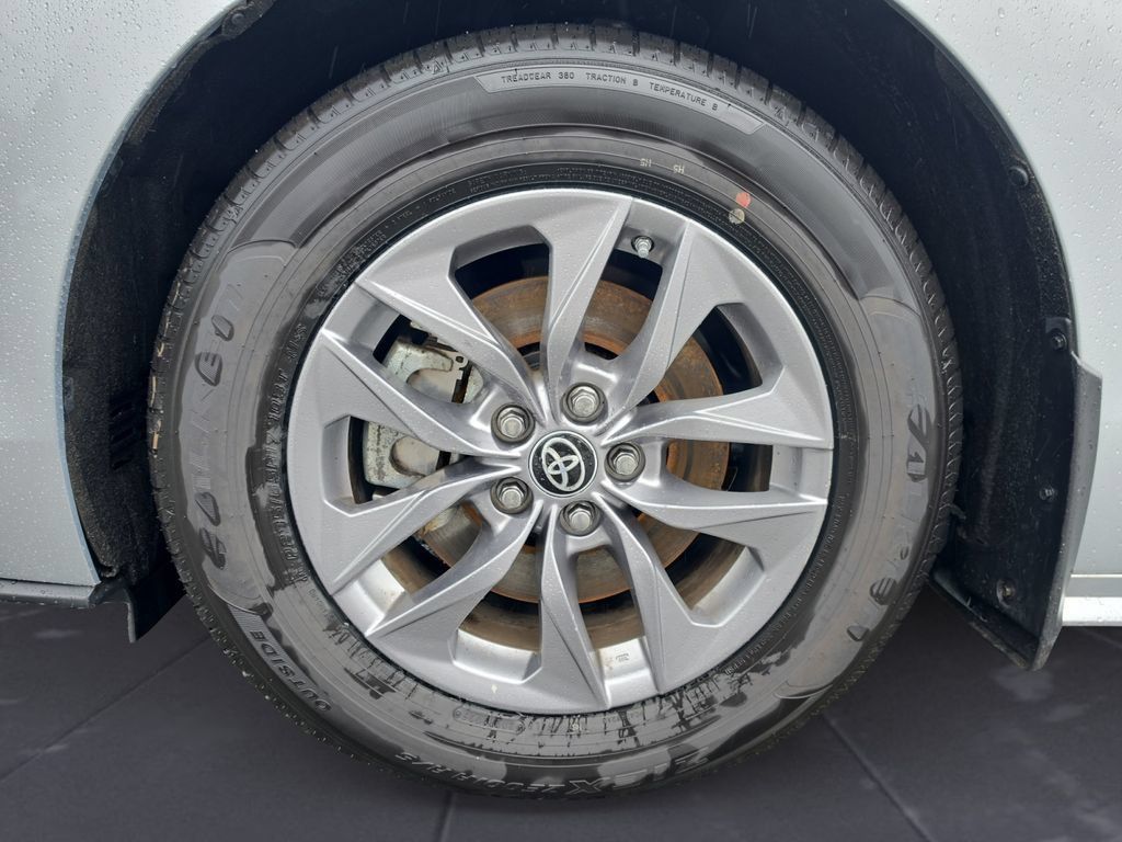 Used 2023 Toyota Sienna XLE FWD image 15