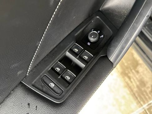 Used 2023 Volkswagen Tiguan SE w/ Panoramic Sunroof Package image 23