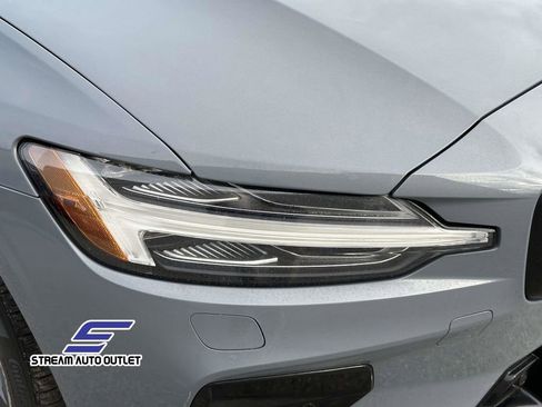 Used 2022 Volvo S60 B5 Inscription image 10