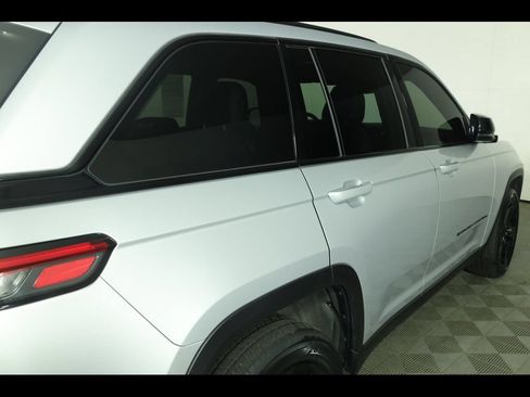 Used 2024 Jeep Grand Cherokee Altitude AWD/4WD image 18