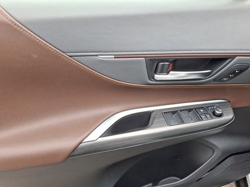 Used 2024 Toyota Venza LE image 14