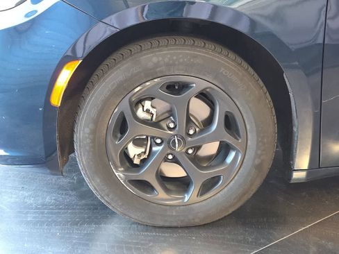 Used 2022 Chrysler Pacifica Touring-L w/ S Appearance Package FWD image 12