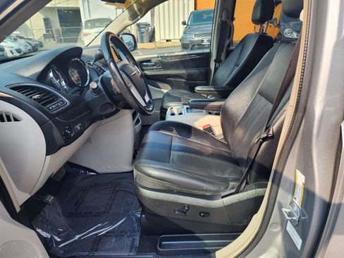 Used 2014 Chrysler Town & Country Touring image 13