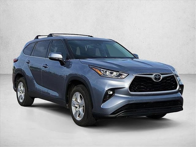 Used 2020 Toyota Highlander LE FWD image 3