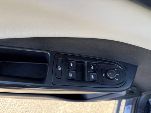 Used 2023 Volkswagen Taos SE w/ Panoramic Sunroof Package image 14