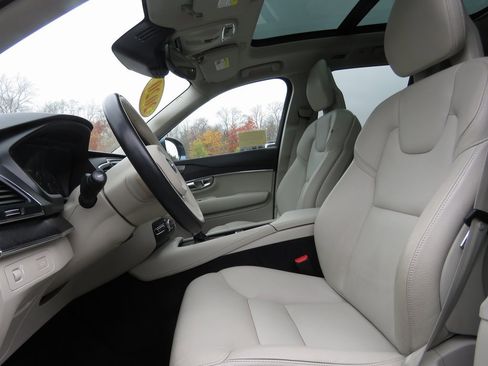 Used 2020 Volvo XC90 T6 Momentum w/ Protection Package image 11