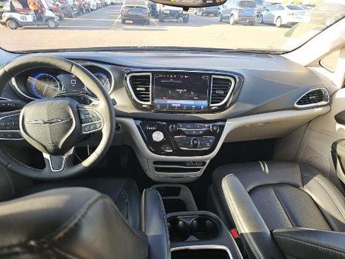 Used 2024 Chrysler Pacifica Touring-L FWD image 9