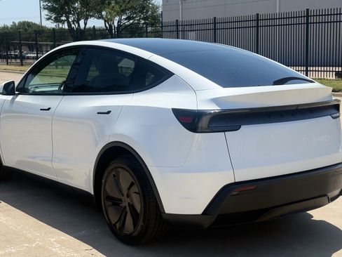 Used 2026 Tesla Model Y 2WD image 5