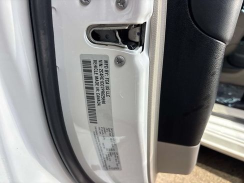 Used 2023 Chrysler Voyager LX FWD image 33