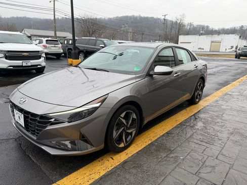 Used 2023 Hyundai Elantra Limited image 4