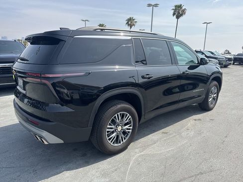 Used 2025 Chevrolet Traverse LT image 4