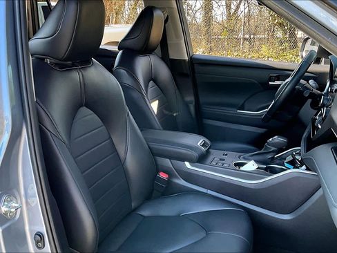 Certified 2023 Toyota Highlander XLE image 9