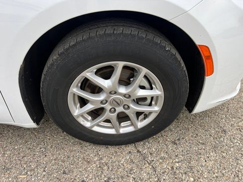 Used 2023 Chrysler Pacifica Touring-L FWD image 11