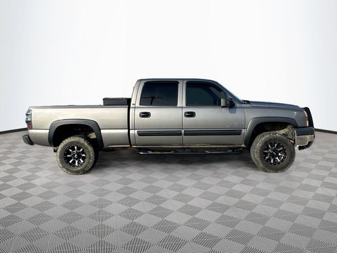 Used 2006 Chevrolet Silverado 2500 LT w/ Heavy-Duty Power Package image 4