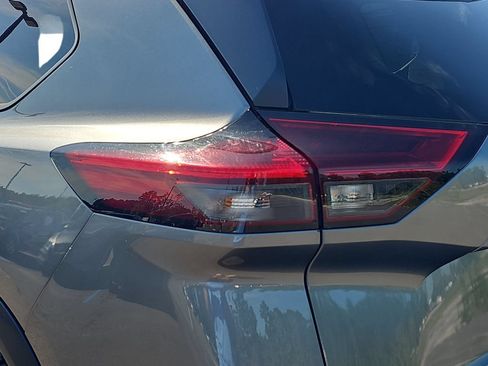 Used 2023 Nissan Rogue S FWD image 32
