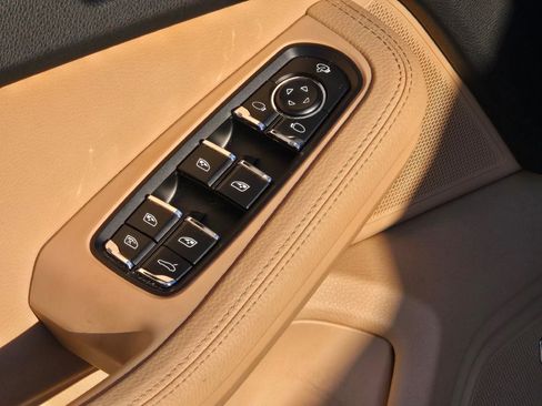 Certified 2022 Porsche Macan S image 18