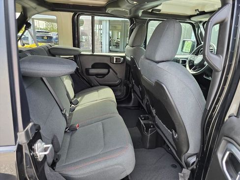 Used 2025 Jeep Wrangler Unlimited Rubicon AWD/4WD image 13