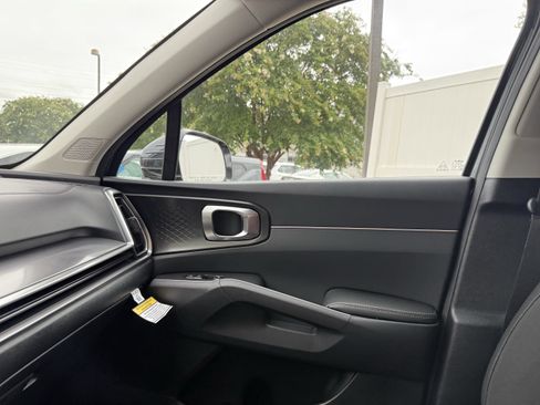 New 2025 Kia Sorento LX image 17