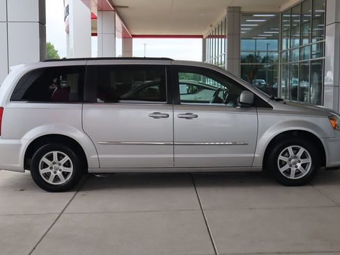 Used 2012 Chrysler Town & Country Touring w/ Entertainment Group #1 FWD image 12