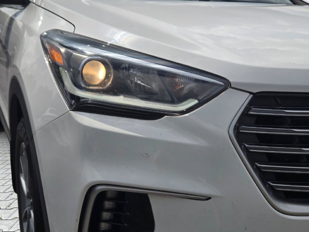 Used 2017 Hyundai Santa Fe SE FWD image 2
