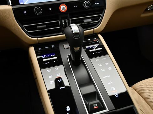 Certified 2026 Porsche Macan AWD/4WD image 32