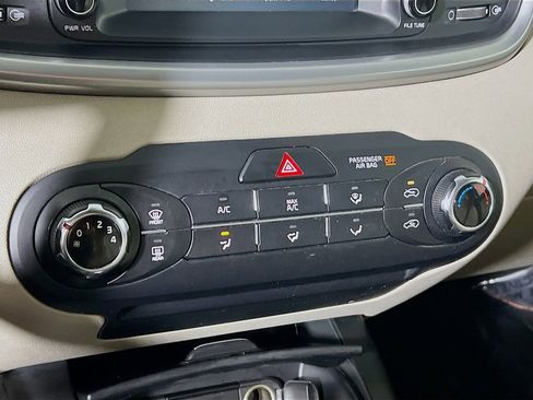 Used 2019 Kia Sorento FWD image 14