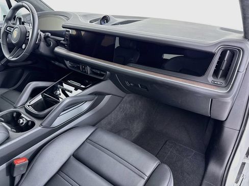Certified 2025 Porsche Cayenne GTS w/ Premium Package Plus AWD/4WD image 31