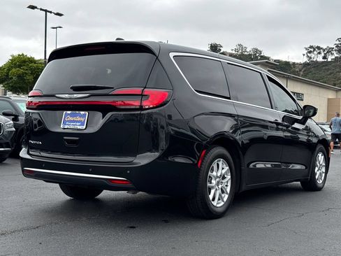 Used 2023 Chrysler Pacifica Touring-L FWD image 13