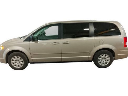 Used 2009 Chrysler Town & Country LX FWD image 2