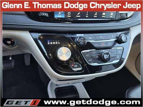 Used 2024 Chrysler Pacifica Select image 17