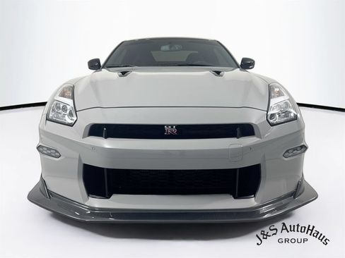 Used 2024 Nissan GT-R Premium w/ Premium Interior Package AWD/4WD image 2