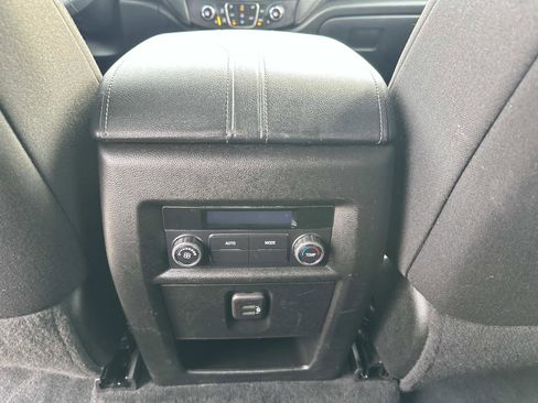 Used 2023 Chevrolet Traverse LT image 16