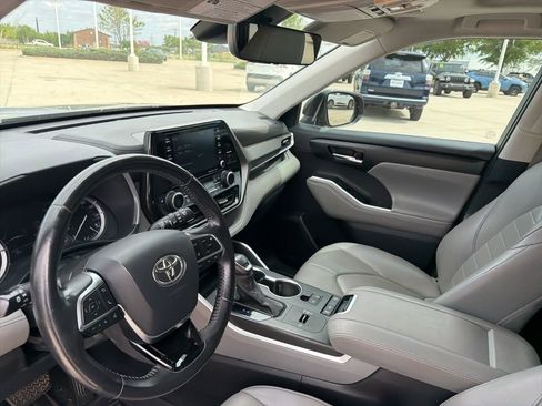 Used 2021 Toyota Highlander XLE image 4