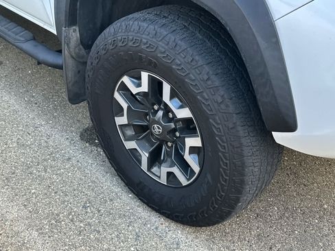 Used 2022 Toyota Tacoma TRD Off-Road image 10