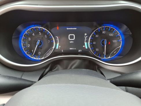 Used 2024 Chrysler Pacifica Touring-L image 17