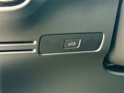 Used 2023 Volvo XC40 Recharge Plus image 11