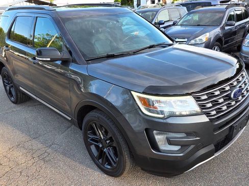 Used 2017 Ford Explorer XLT w/ Equipment Group 202A AWD/4WD image 20