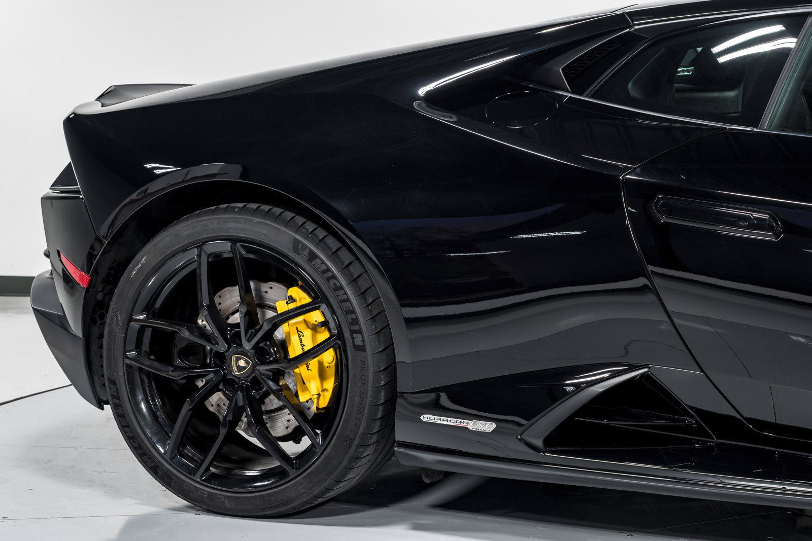 Used 2021 Lamborghini Huracan EVO RWD image 47