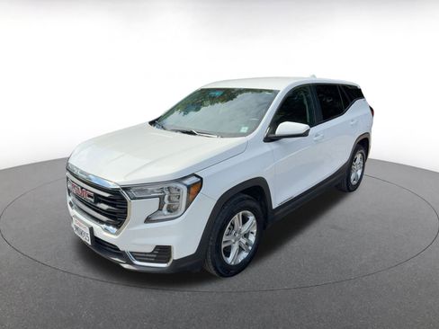 Used 2024 GMC Terrain SLE image 3