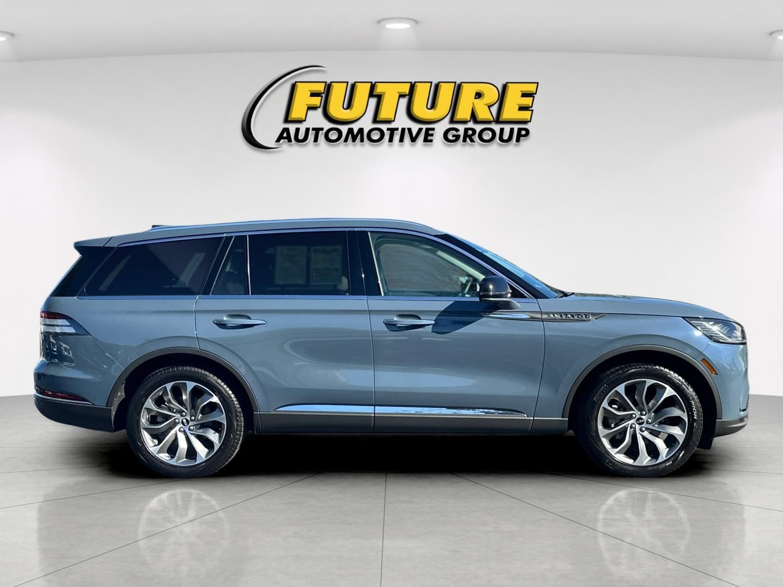 New 2026 Lincoln Aviator AWD image 2
