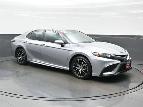 Used 2024 Toyota Camry SE FWD image 8