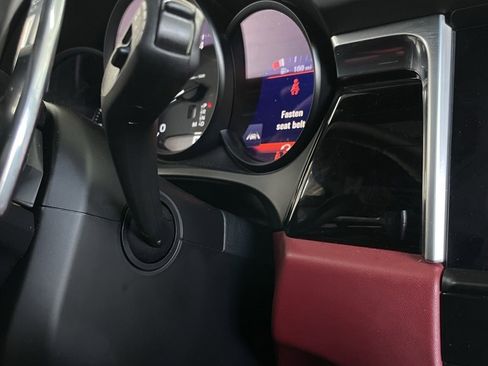 Used 2024 Porsche Macan image 32