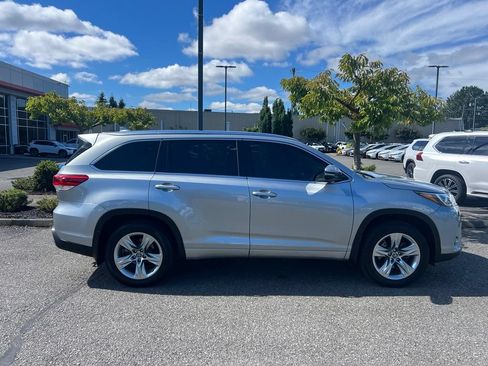 Used 2017 Toyota Highlander Limited AWD/4WD image 6