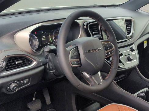 New 2026 Chrysler Pacifica Pinnacle w/ Trailer Tow Group image 12