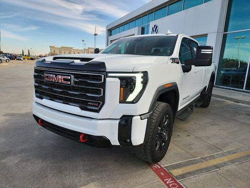 Used 2025 GMC Sierra 2500 AT4 image 3
