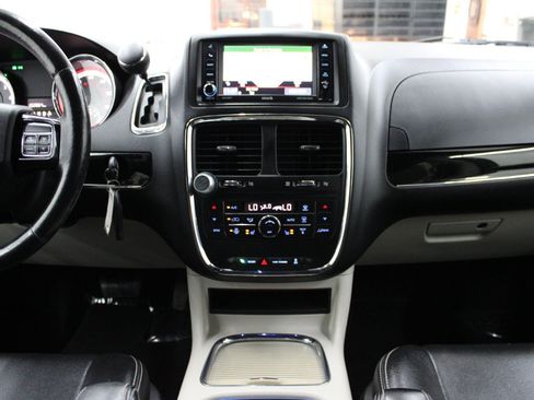 Used 2016 Dodge Grand Caravan SXT FWD image 23