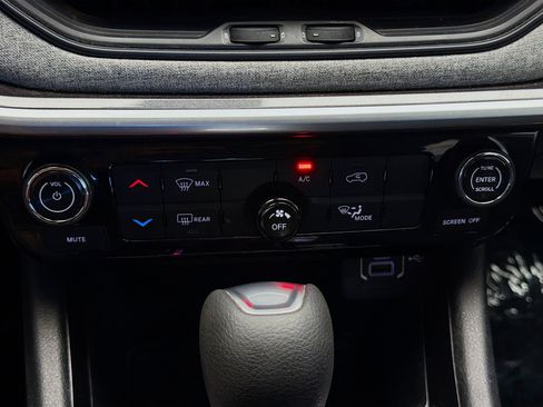 Used 2022 Jeep Compass Sport image 10