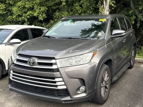 Used 2019 Toyota Highlander XLE AWD/4WD image 3