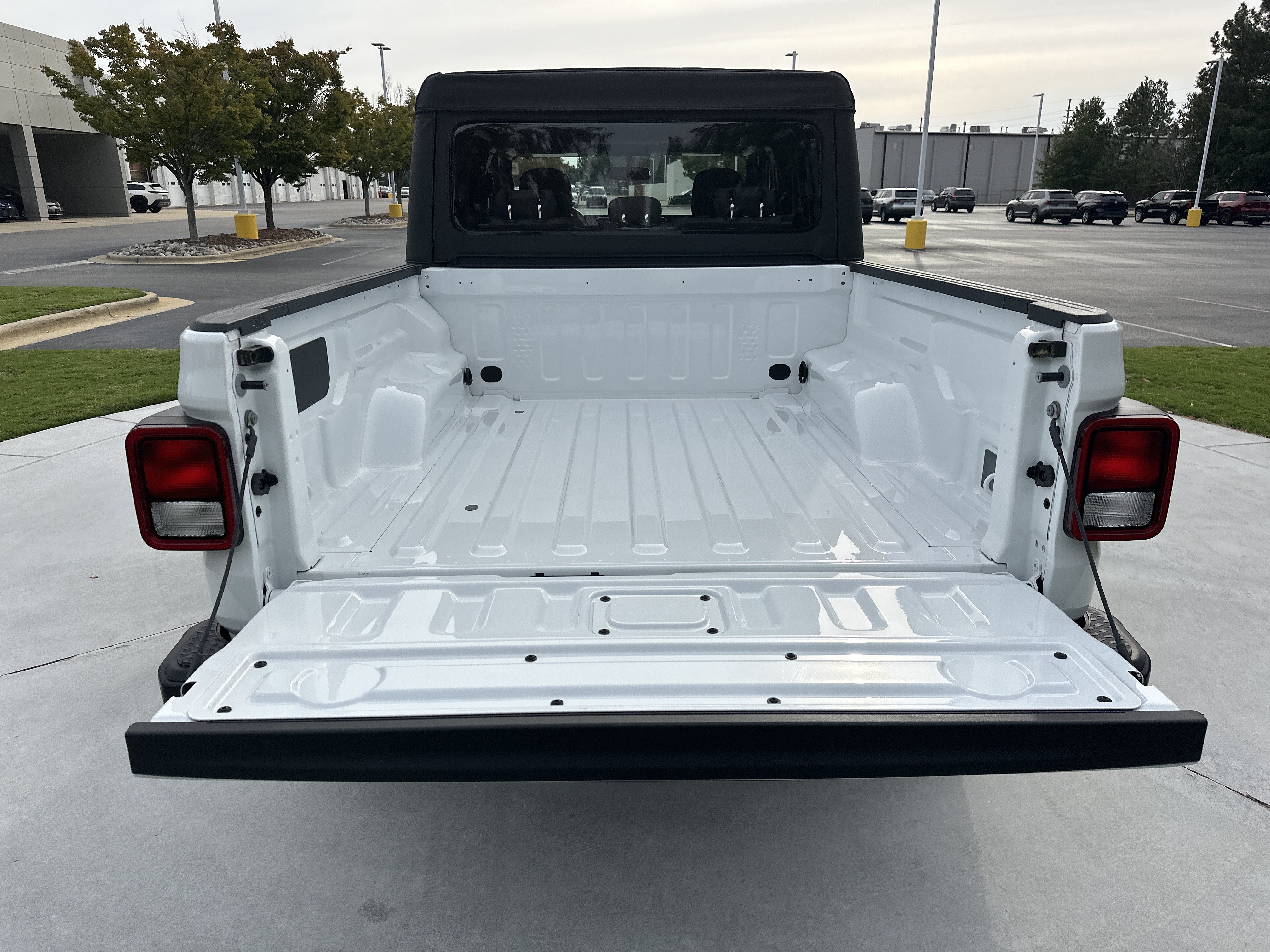 Used 2026 Jeep Gladiator Sport AWD/4WD image 32